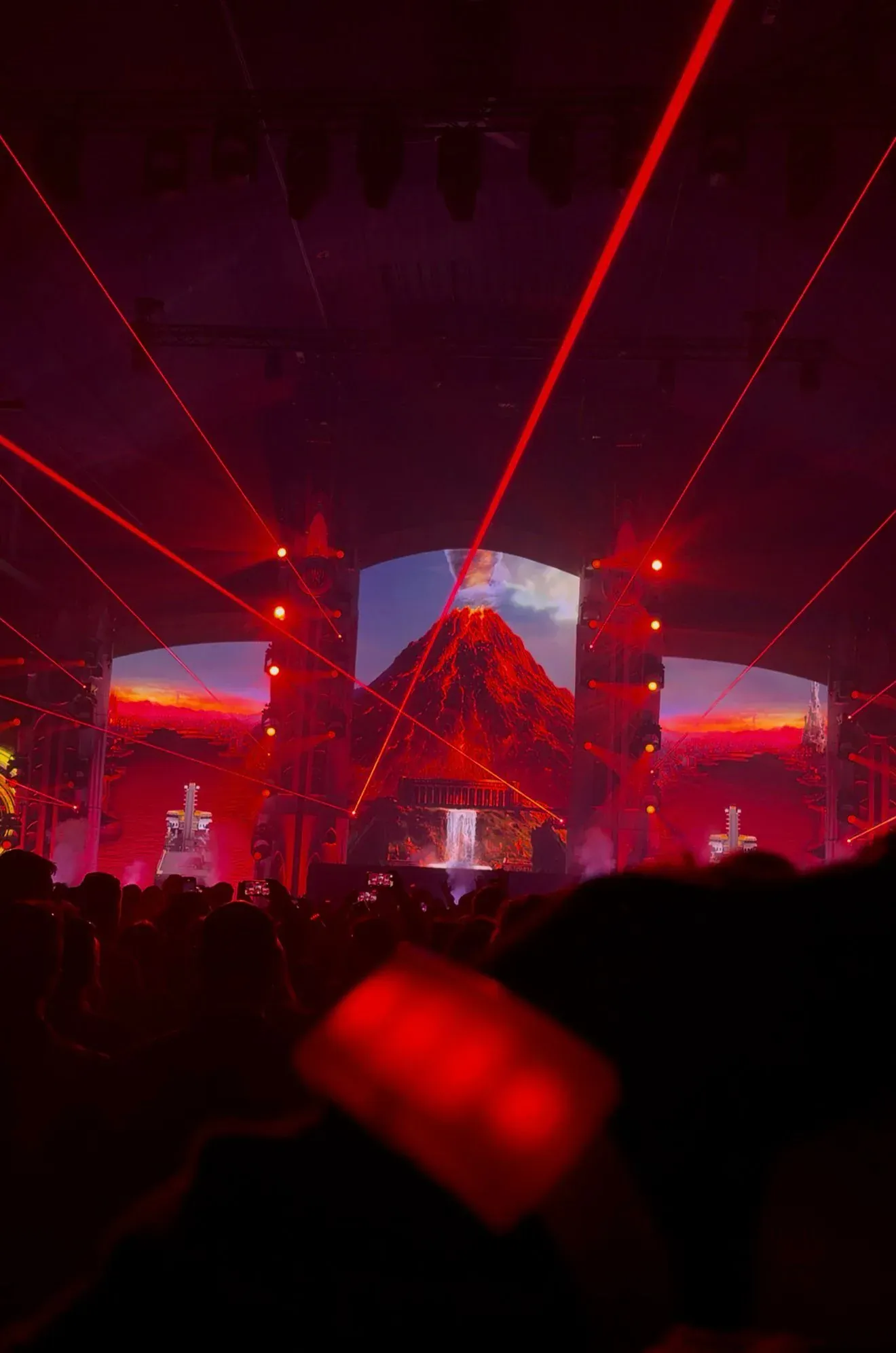 The A La Marine show in Antwerp: red lasers over the stage and a red wristband in the front of the crowd